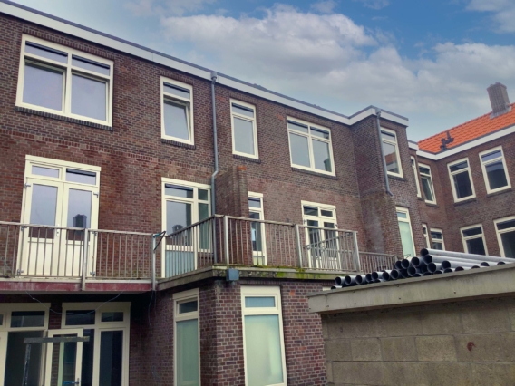 RecyStel - 2022 – Ploeg Kozijnen past RecyStel Stelkozijn profielen toe in Gentianbuurt Amsterdam