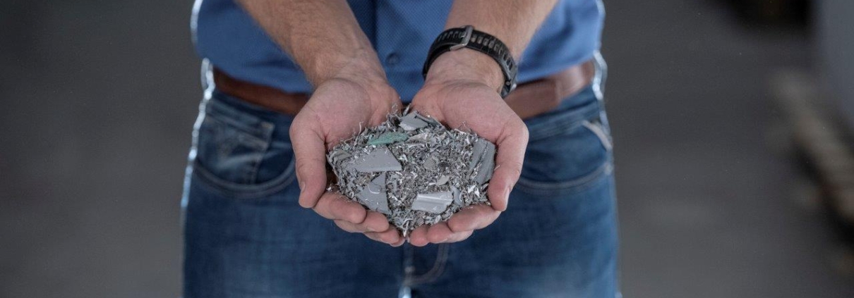 RecyStel - Recyclebaar stelkozijnprofiel overtreft de eigenschappen van hout - donormateriaal in handen