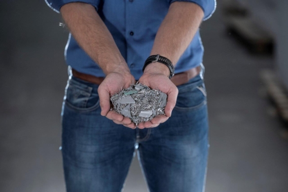 RecyStel - RecyStel – Donormateriaal – Granulaat in handen